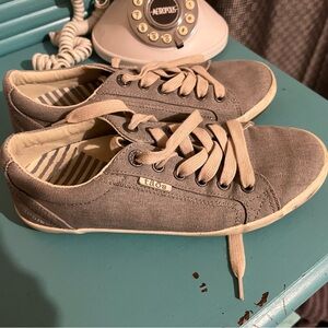 Taos tennis shoes (7.5)